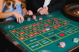 Tampilan meja Bandar Poker di platform slot gokil dengan dealer dan pemain